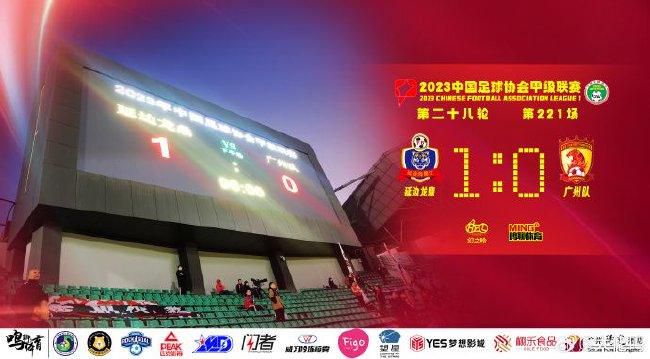 现场频频出现经典大合唱，周杰伦一身红色铠甲装超炫亮相，大秀腹肌引全场沸腾“地震”不断。