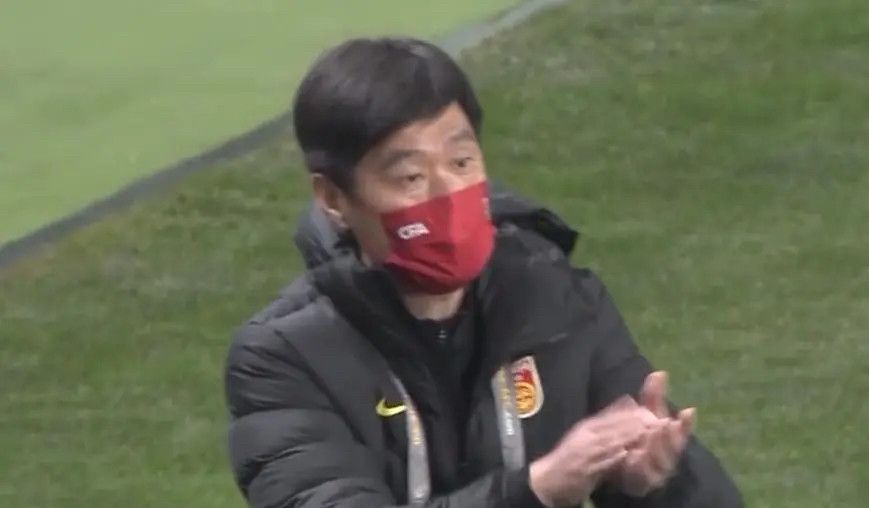 伍兹丑闻曝光后首次亮相 自信满满笑容依旧灿烂 2010-02-19 据国外媒体报道，老虎·伍兹(Tiger Woods)于当地时间2月18日现身佛罗里达州的高尔夫球场，这是他自外遇事件曝光后首次出现在公众面前。